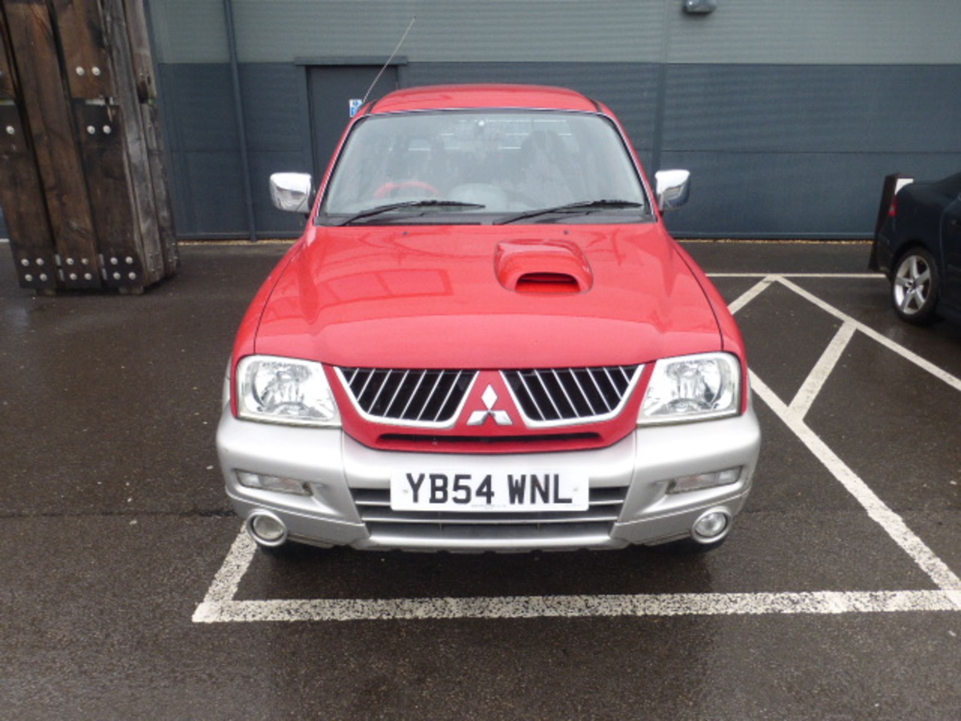 YB54 WNL (2005) Mitsubishi L200 2.5td 4-Life 4WD, 2477cc diesel in red/silver MOT: 14/5/21