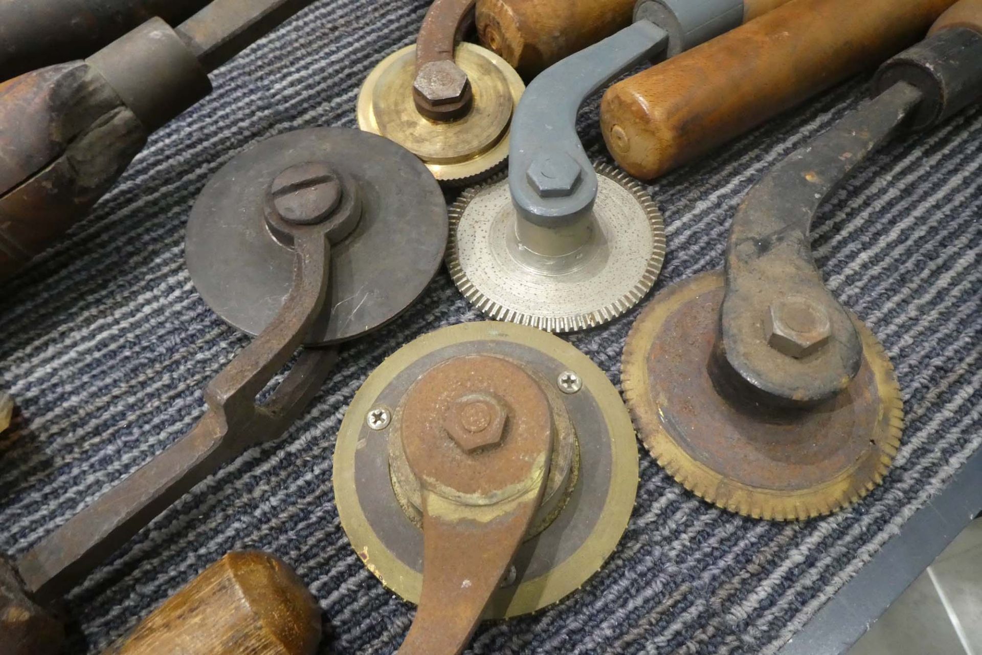 A collection of wooden handled plain and patterned roller knurling tools, blocks and hammer - Image 3 of 3