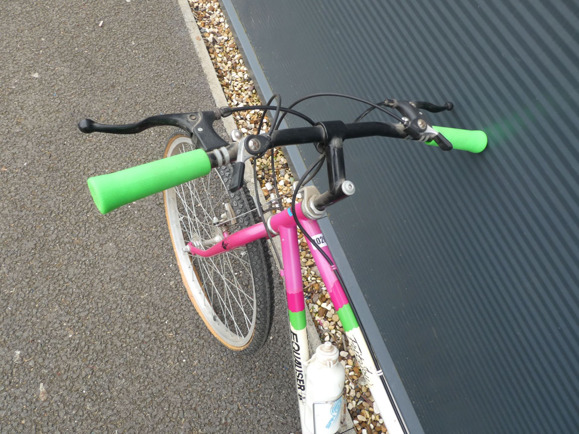 (4) Equaliser mountain bike in white and pink - Image 2 of 2