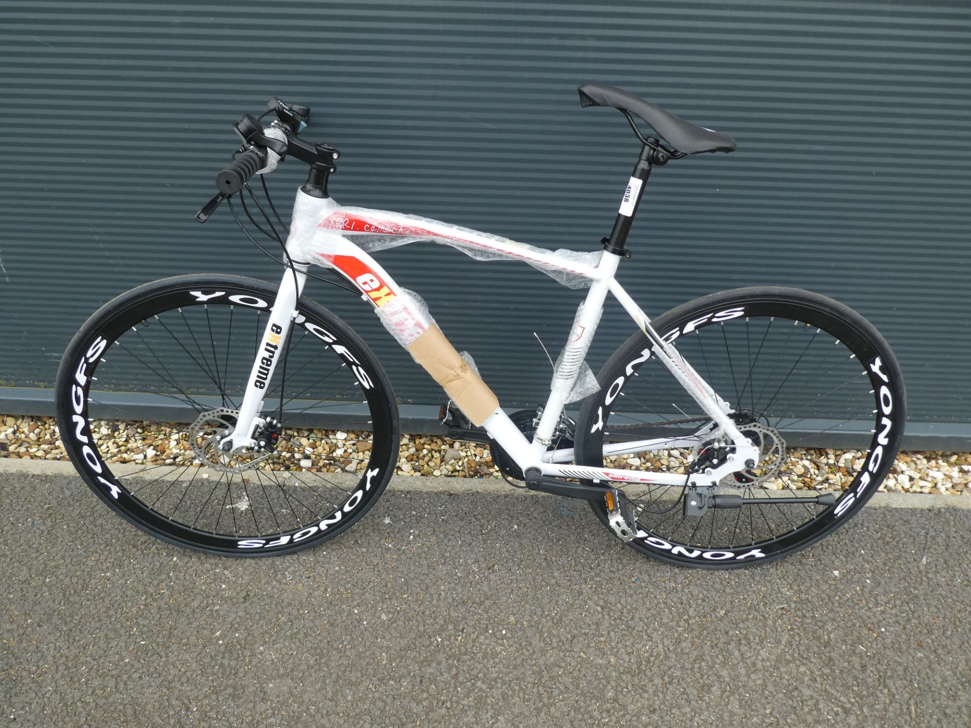 4048 Extreme mountain bike in white