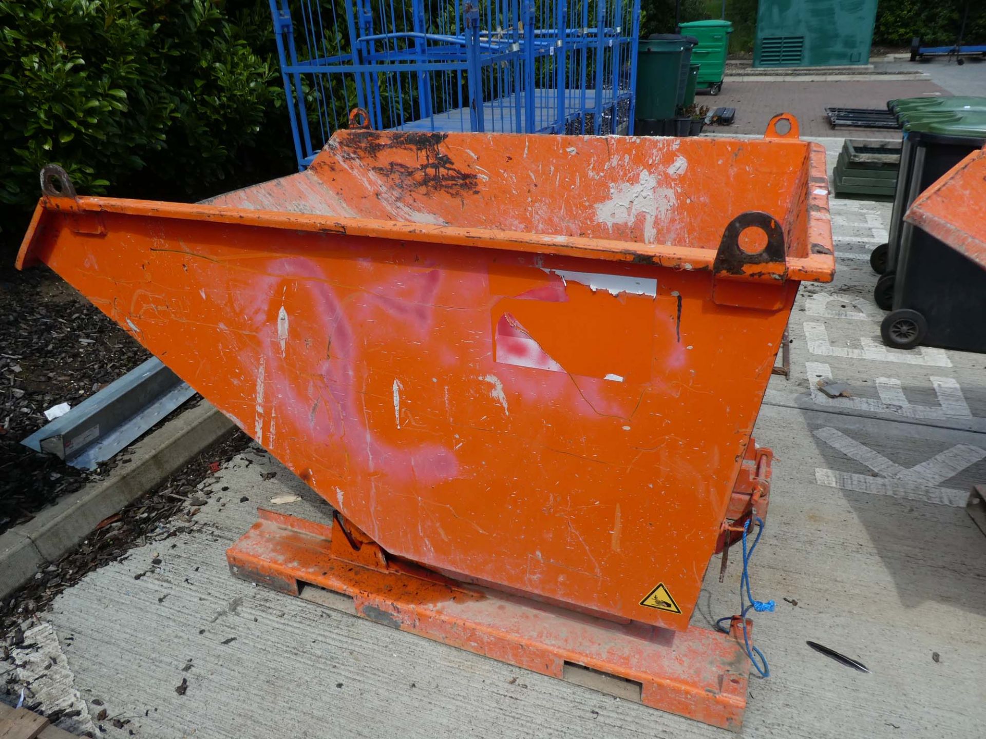 Large forklift tipping bin