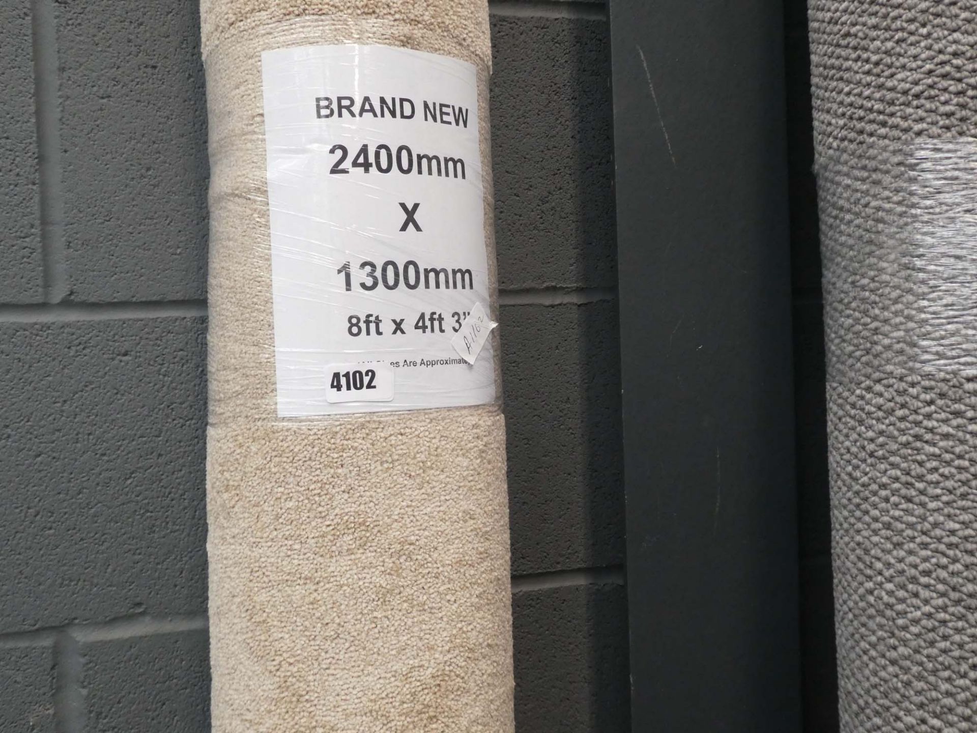 Beige roll of carpet approx. Approx. 2500mm x 1300mm - Image 2 of 2