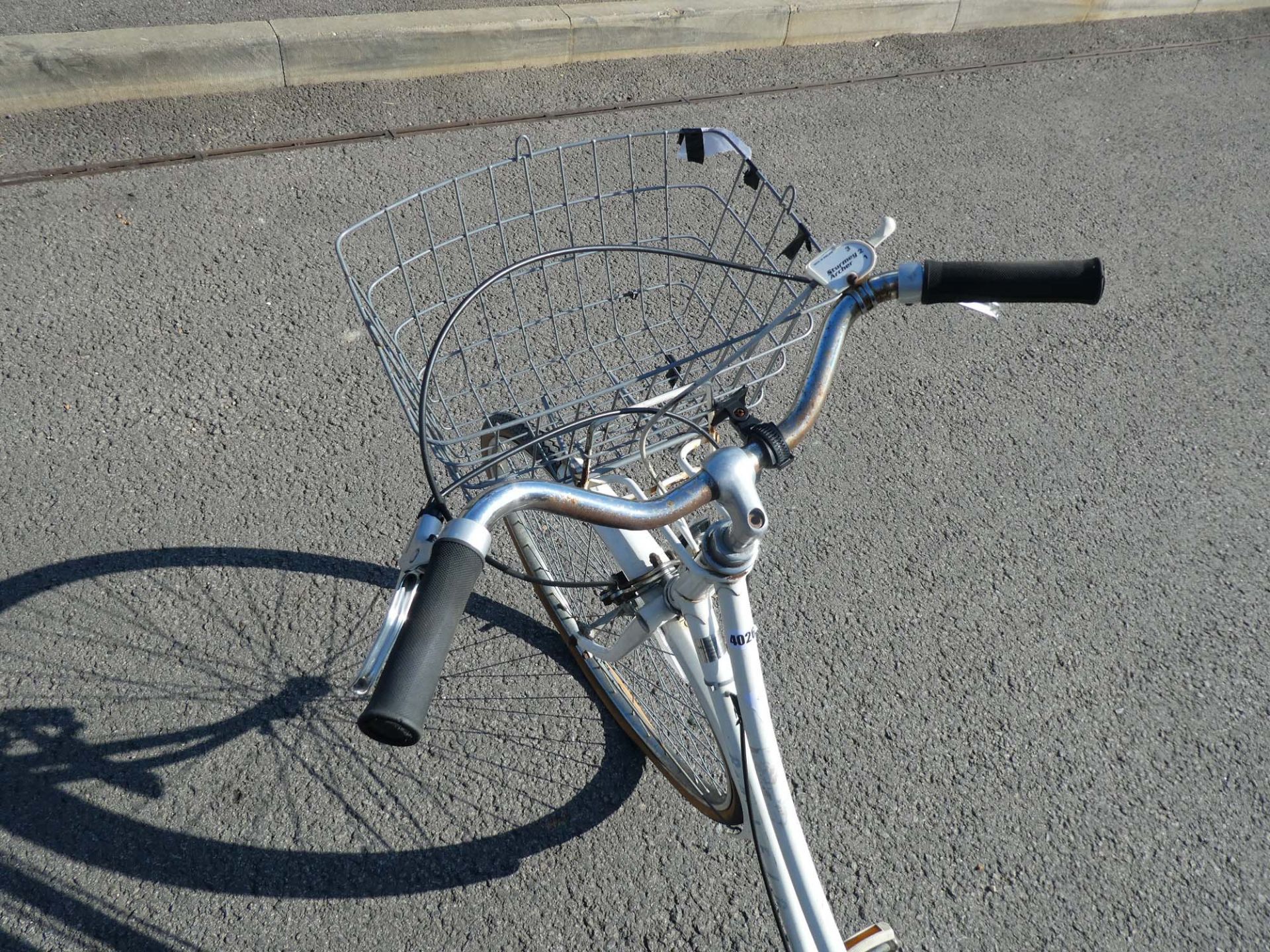 White Raleigh ladies bike - Image 2 of 3