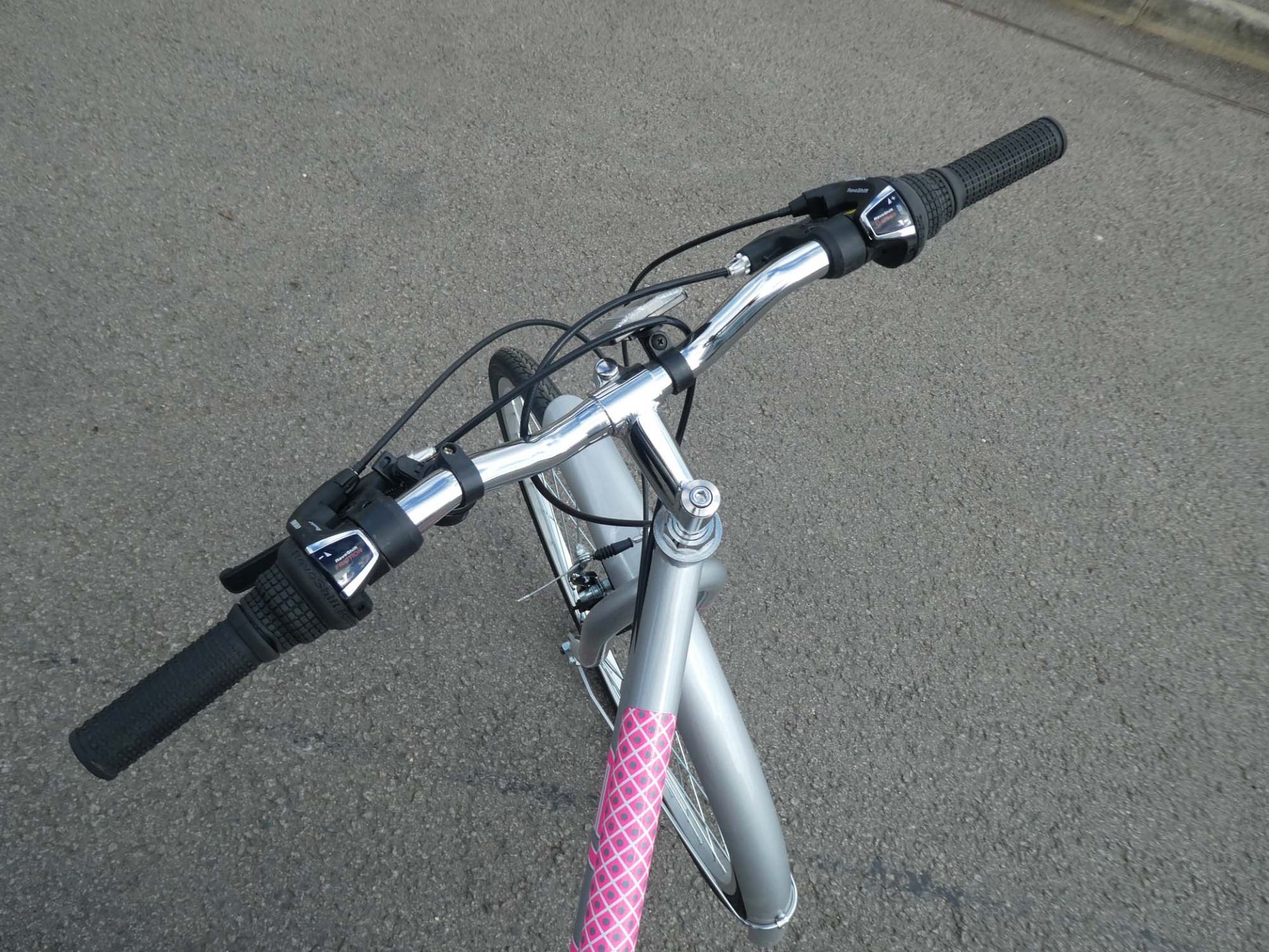 Revolution Elite grey and pink ladies bike - Image 2 of 3