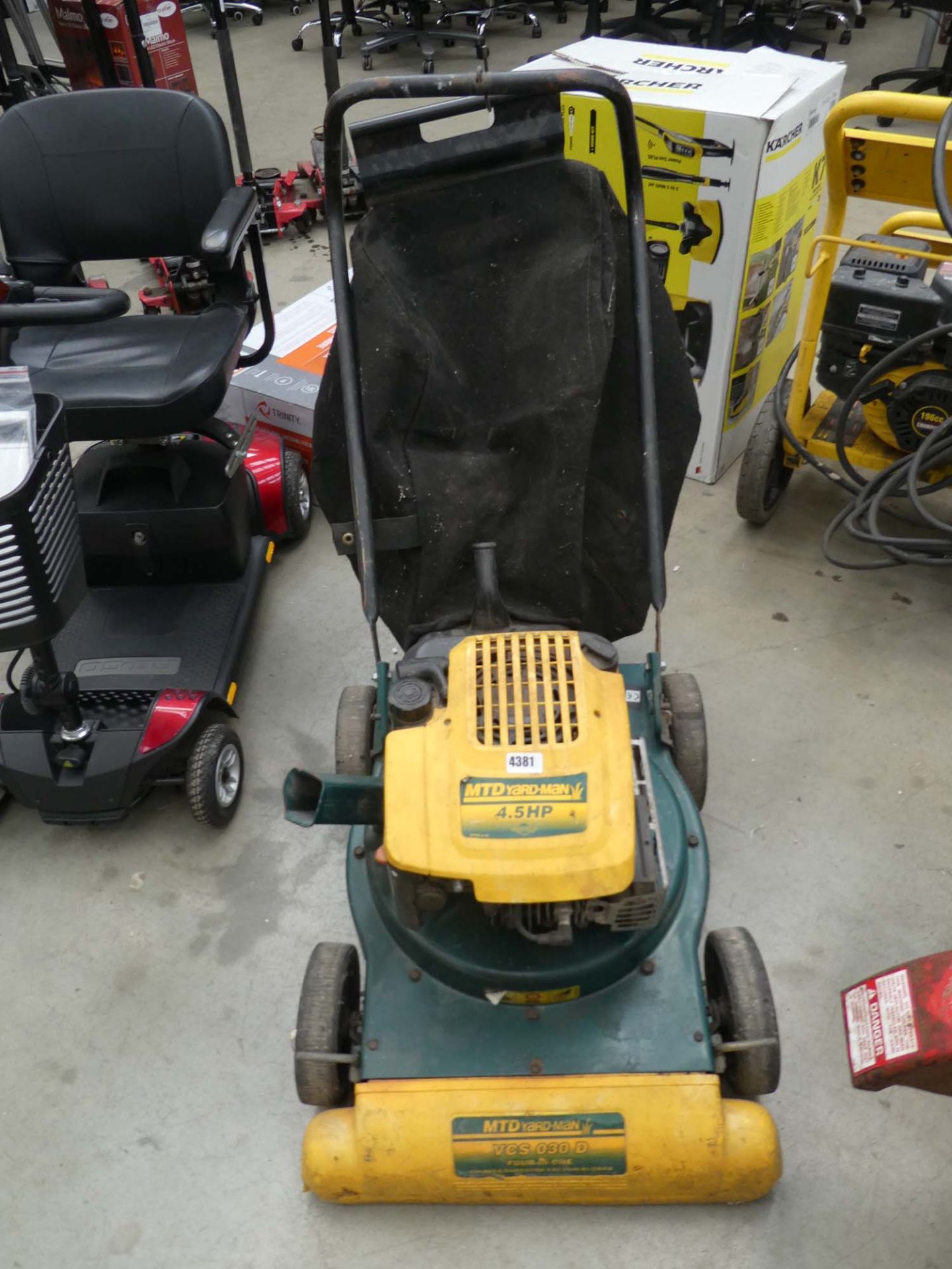 Yardman 4.5HP chopper, shredder and vacuum blower