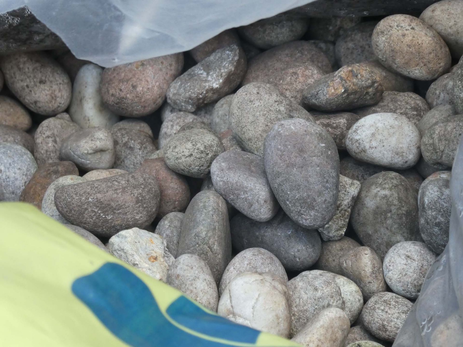 Large dumpy bag of pebble stones - Image 2 of 3