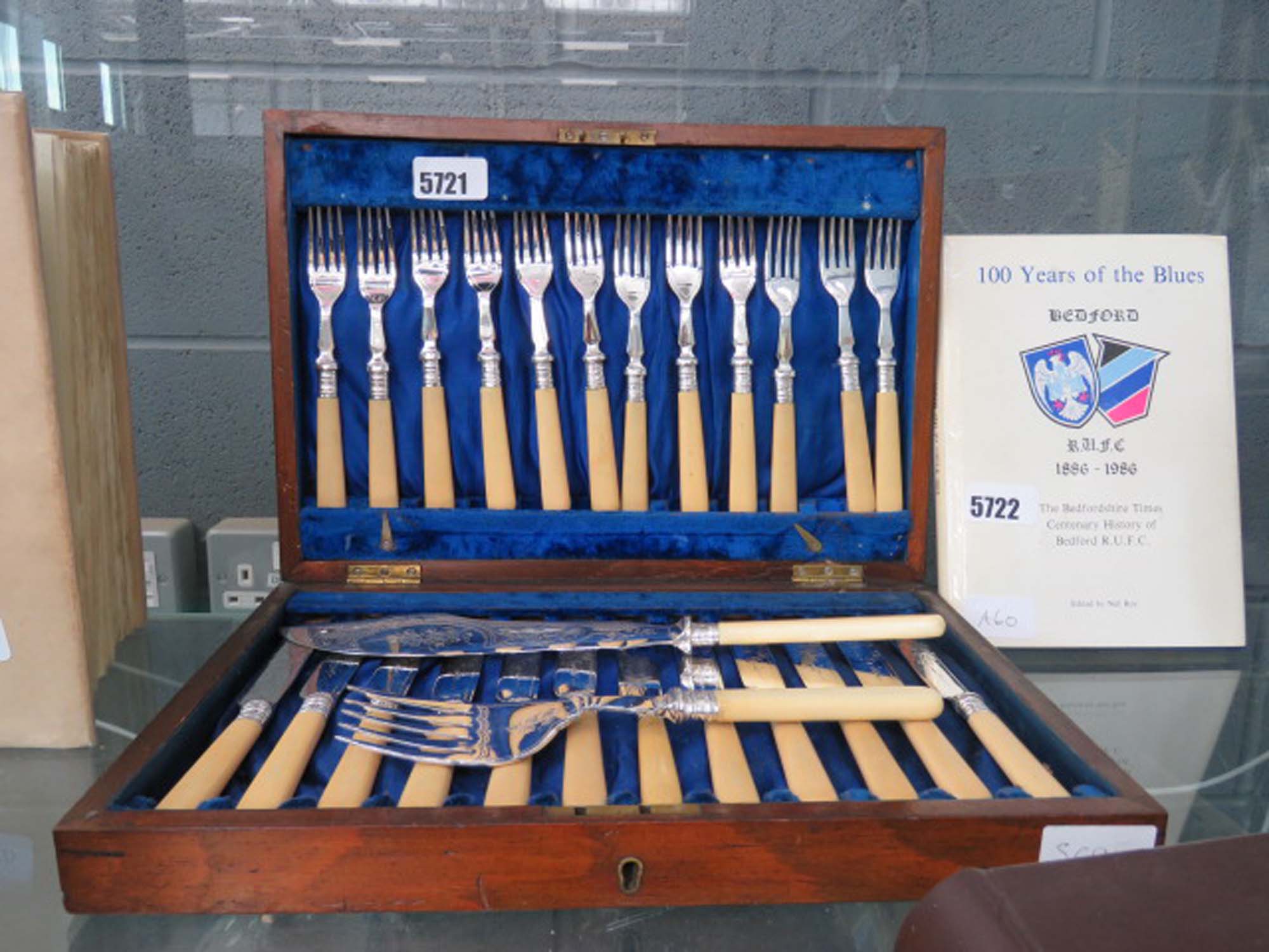 Cased fish knife and fork set plus servers