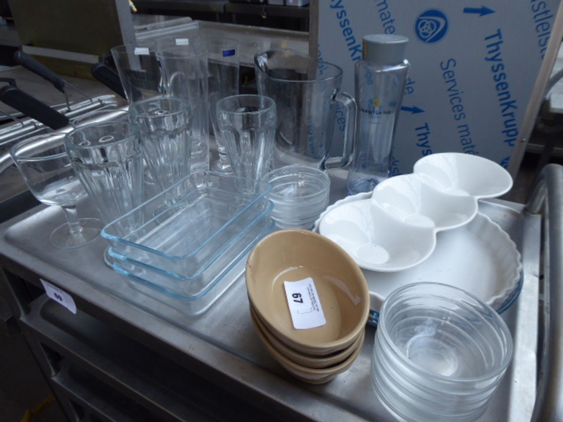 (306) Tray of assorted glassware