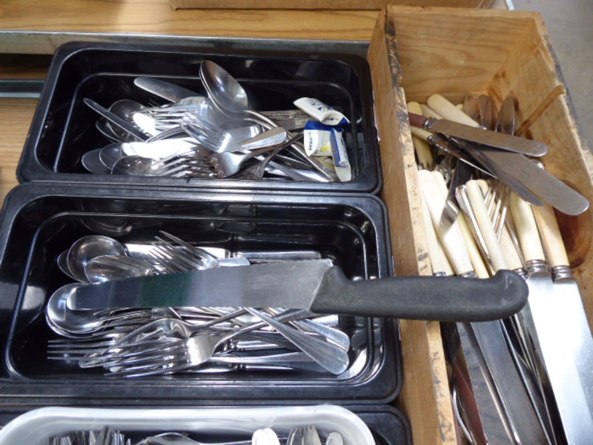 5 containers of assorted stainless steel cutlery - Image 2 of 2