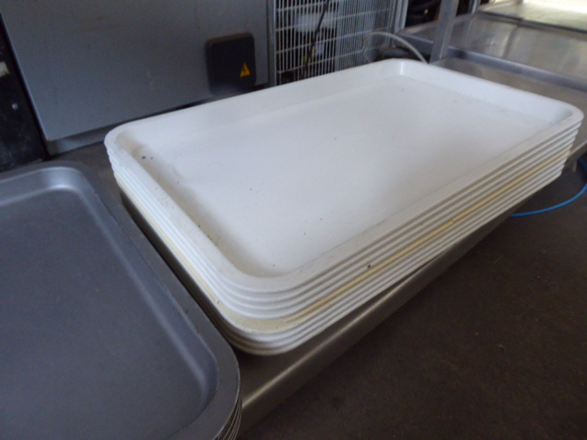 Assorted plastic serving trays - Image 2 of 2