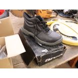 Pair of echo safety boots in black, size UK 11