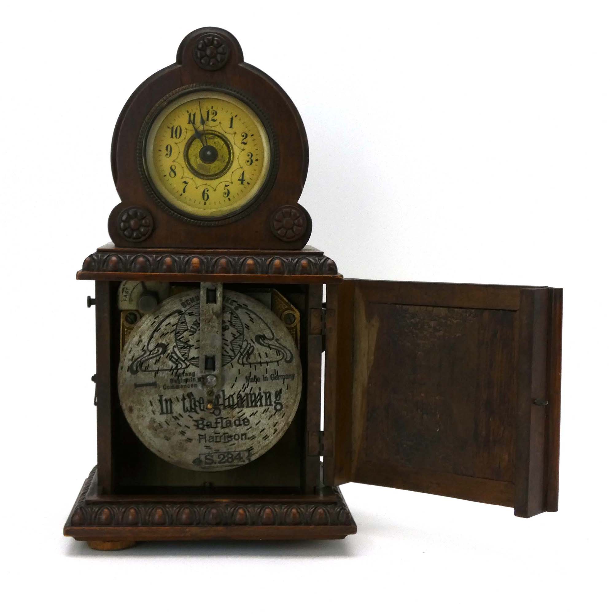 A late 19th century German oak cased polyphone mantel clock, DRP 126993, h.