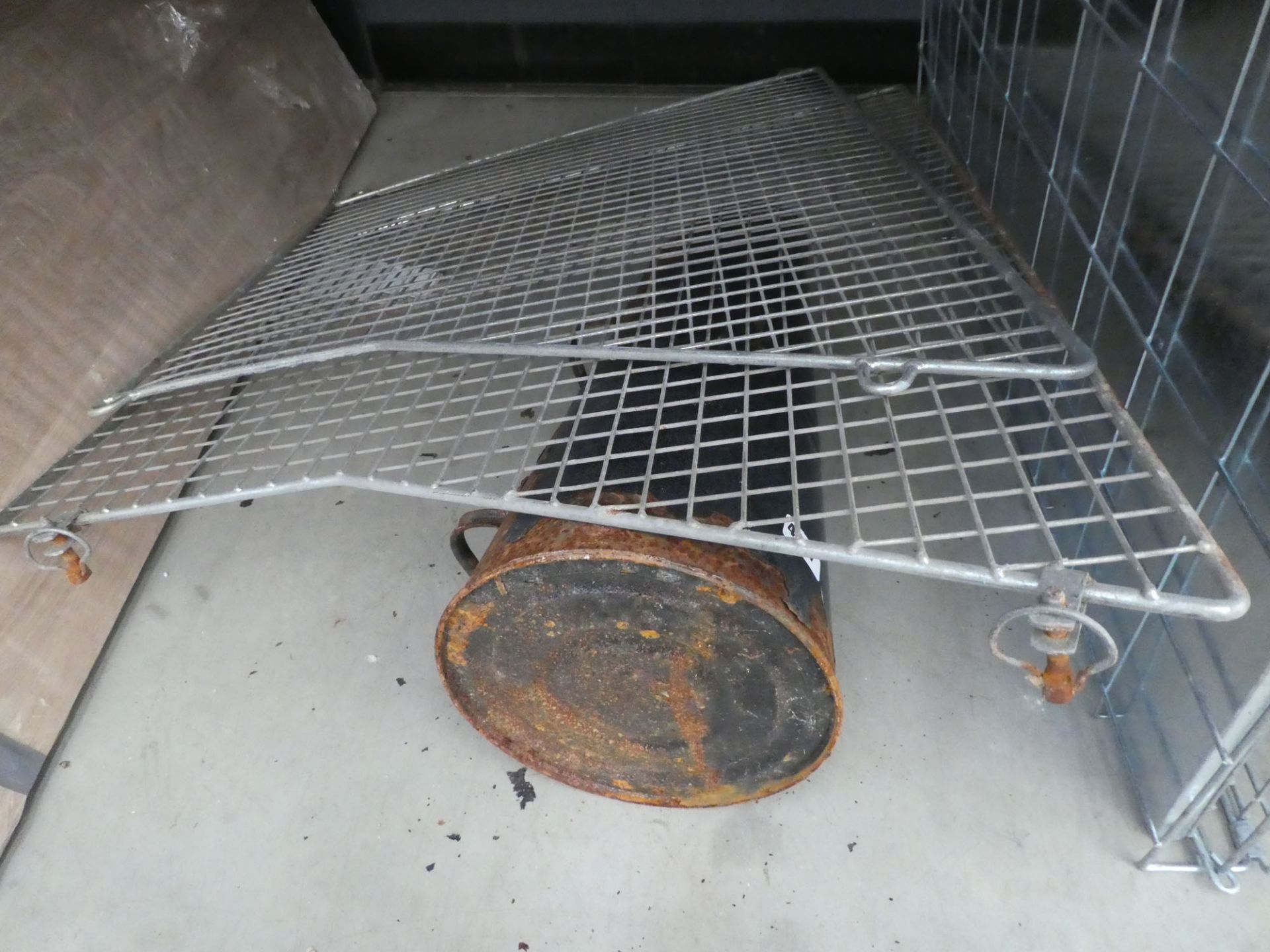 Coal scuttle and 2 pieces of wire cage
