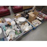 2 pallets of mixed china, decorations incl. elephants, vases, etc. (12 boxes total)