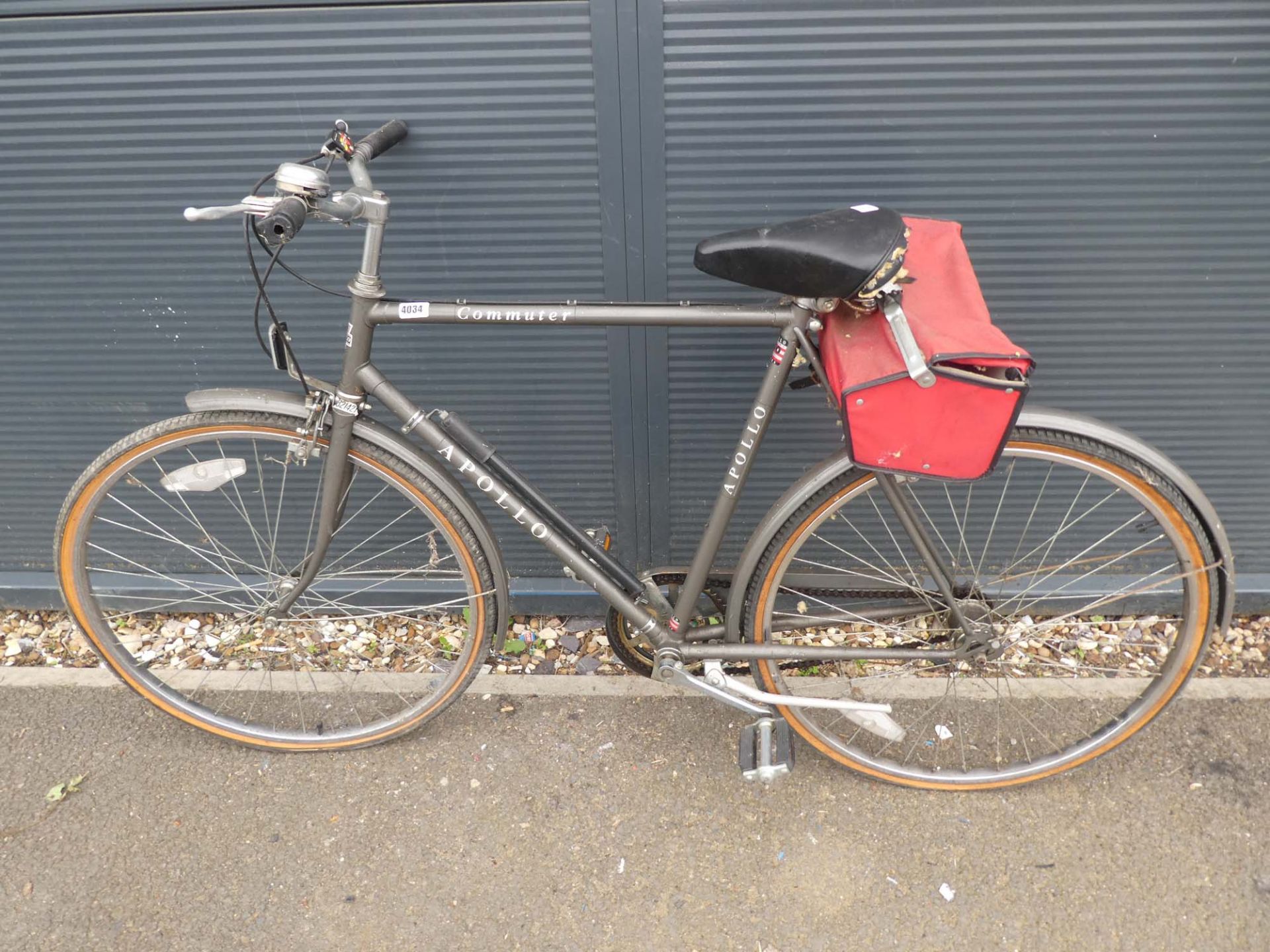 Apollo commuter bike