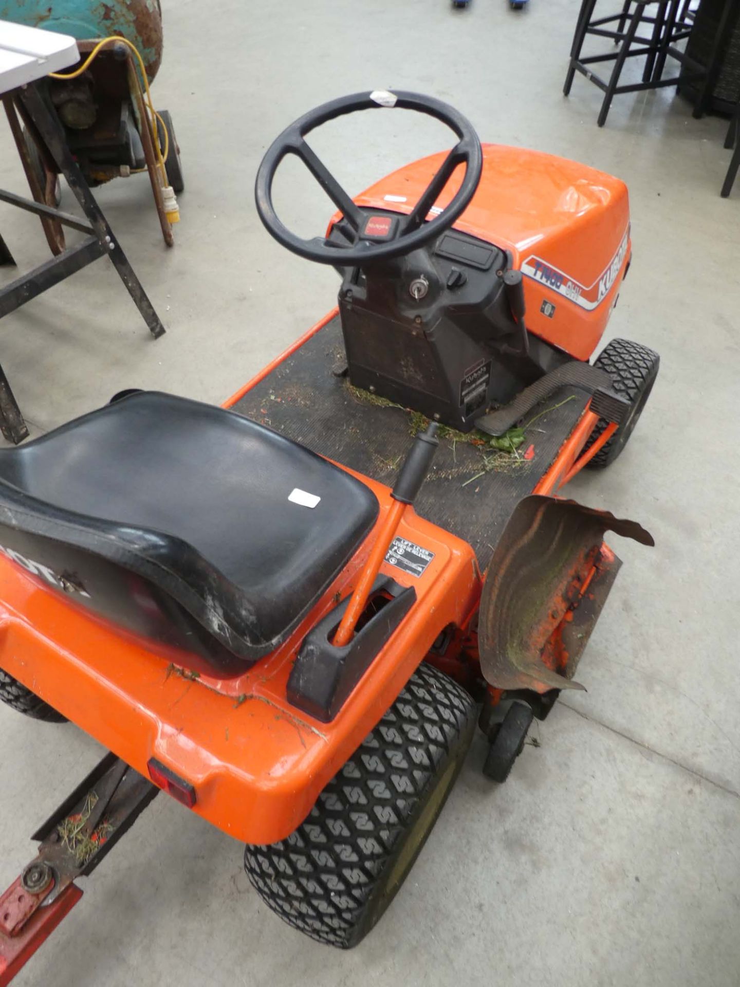 Kibota T1400 ride on lawnmower with trailer and attachment - Image 2 of 3
