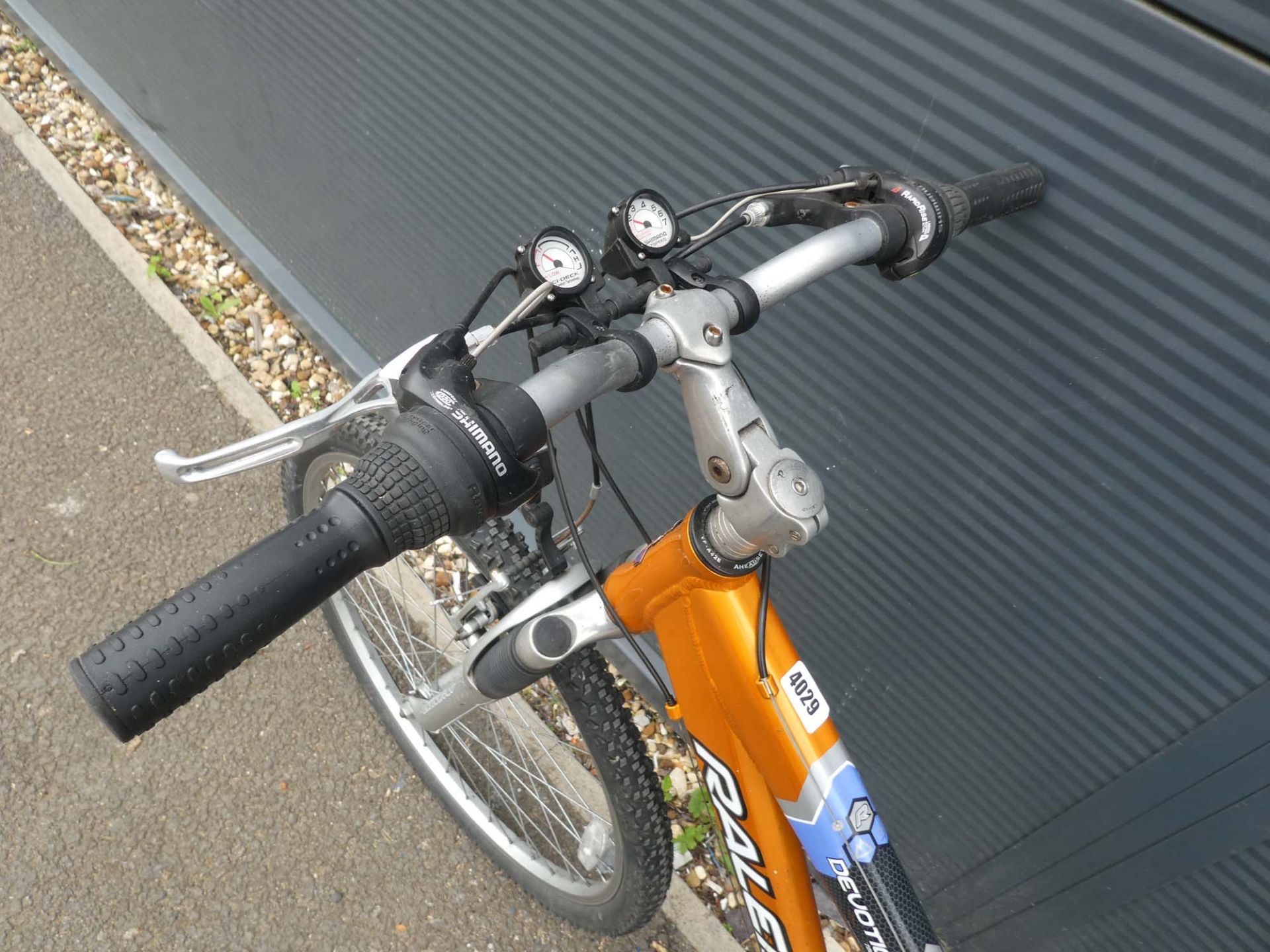 4048 Raleigh orange and silver mountain bike - Image 2 of 2