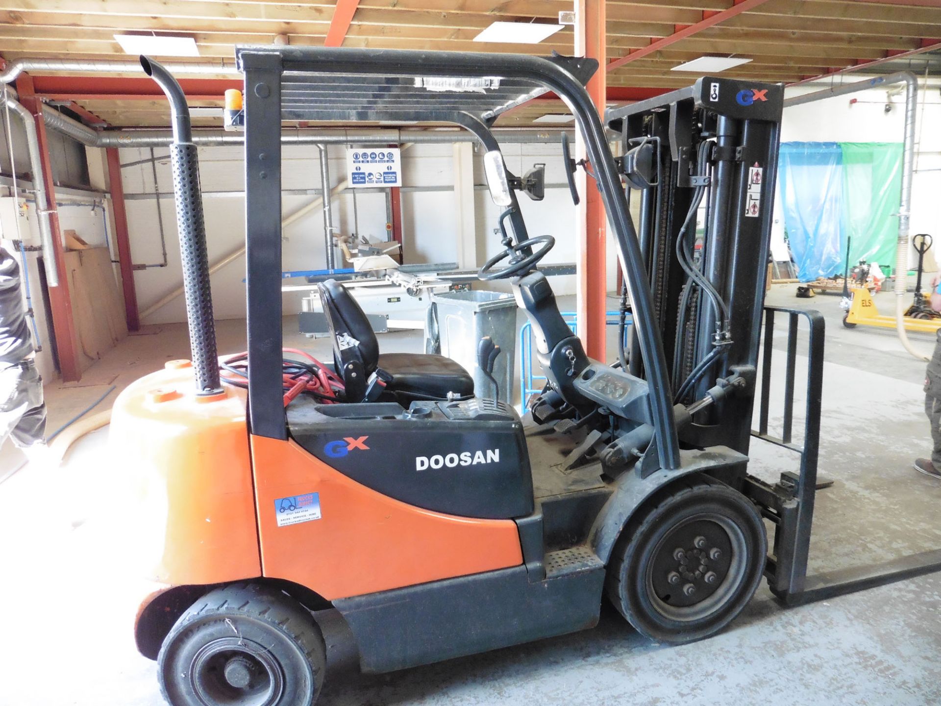 Doosan D25 S Diesel engine 2.5 tonne Forklift truck with triple free lift mast & side shift Year - Image 3 of 7