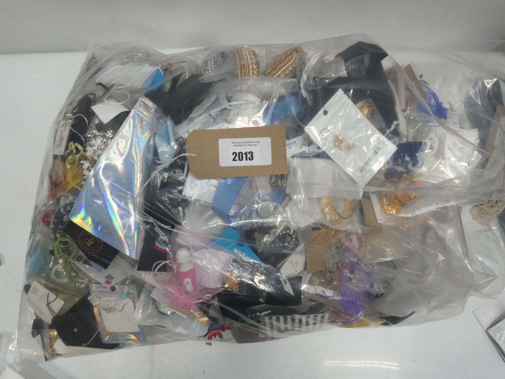 Bag containing quantity of loose costume and dress jewellery