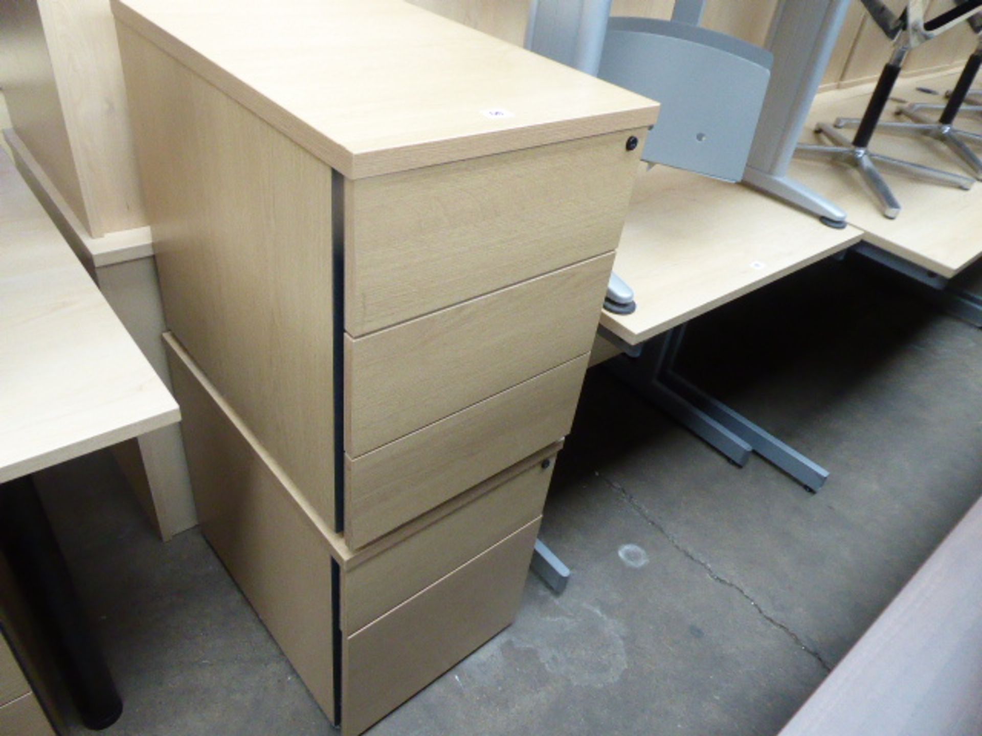 2 oak effect pedestals, 42cm wide - Image 2 of 3