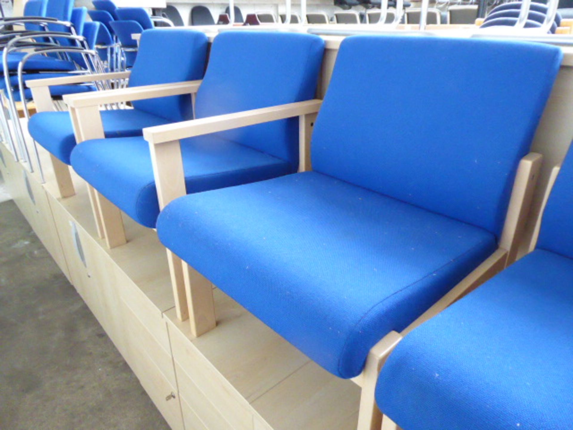 Set of 6 blue cloth reception chairs, 2 with arms - Image 2 of 2