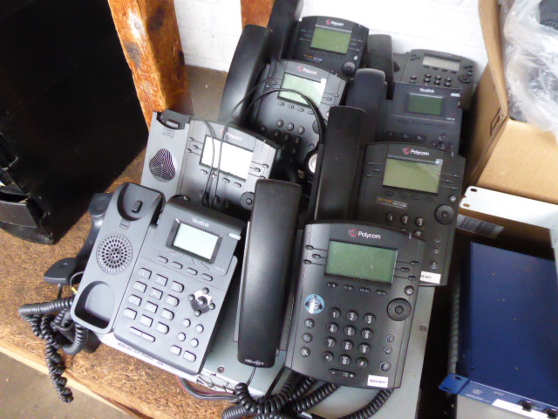 Shelf of Telecoms equipment and IT including 8 Yealink and Polycom desk phones,a UPS 2 Cisco - Image 2 of 5