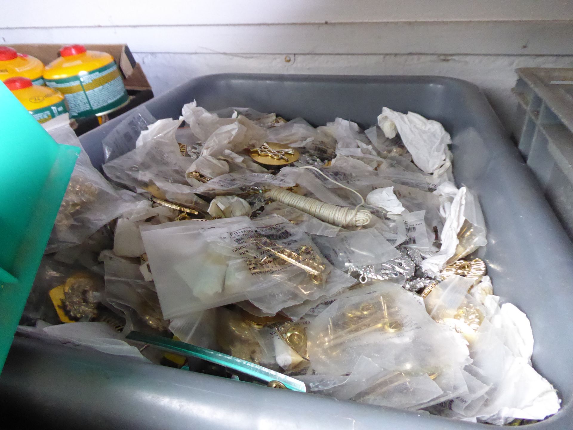 Three trays of reproduction cap badges - Image 4 of 4