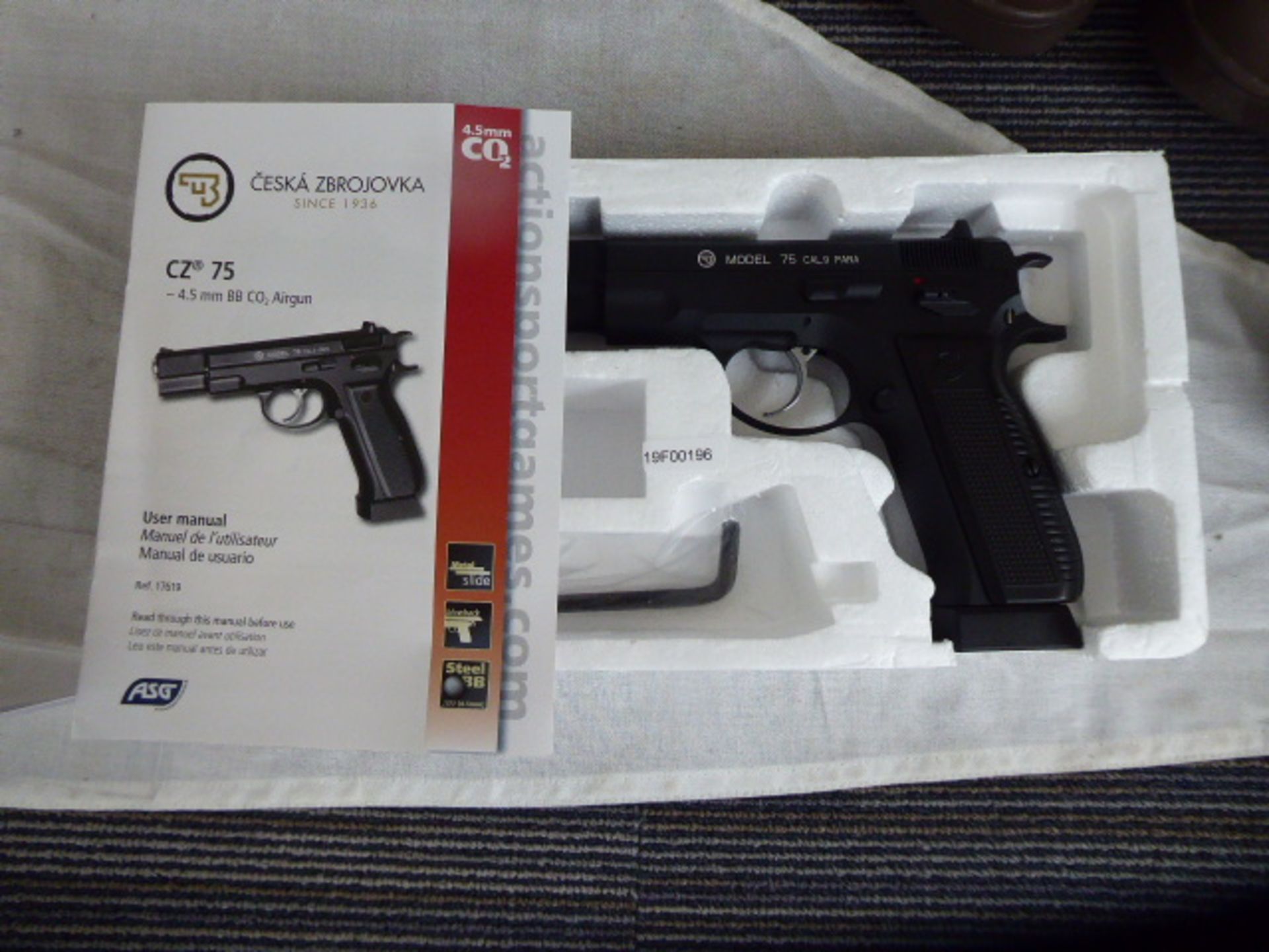 Boxed CZ 75 C02 .177 metal BB air pistol - Image 2 of 2