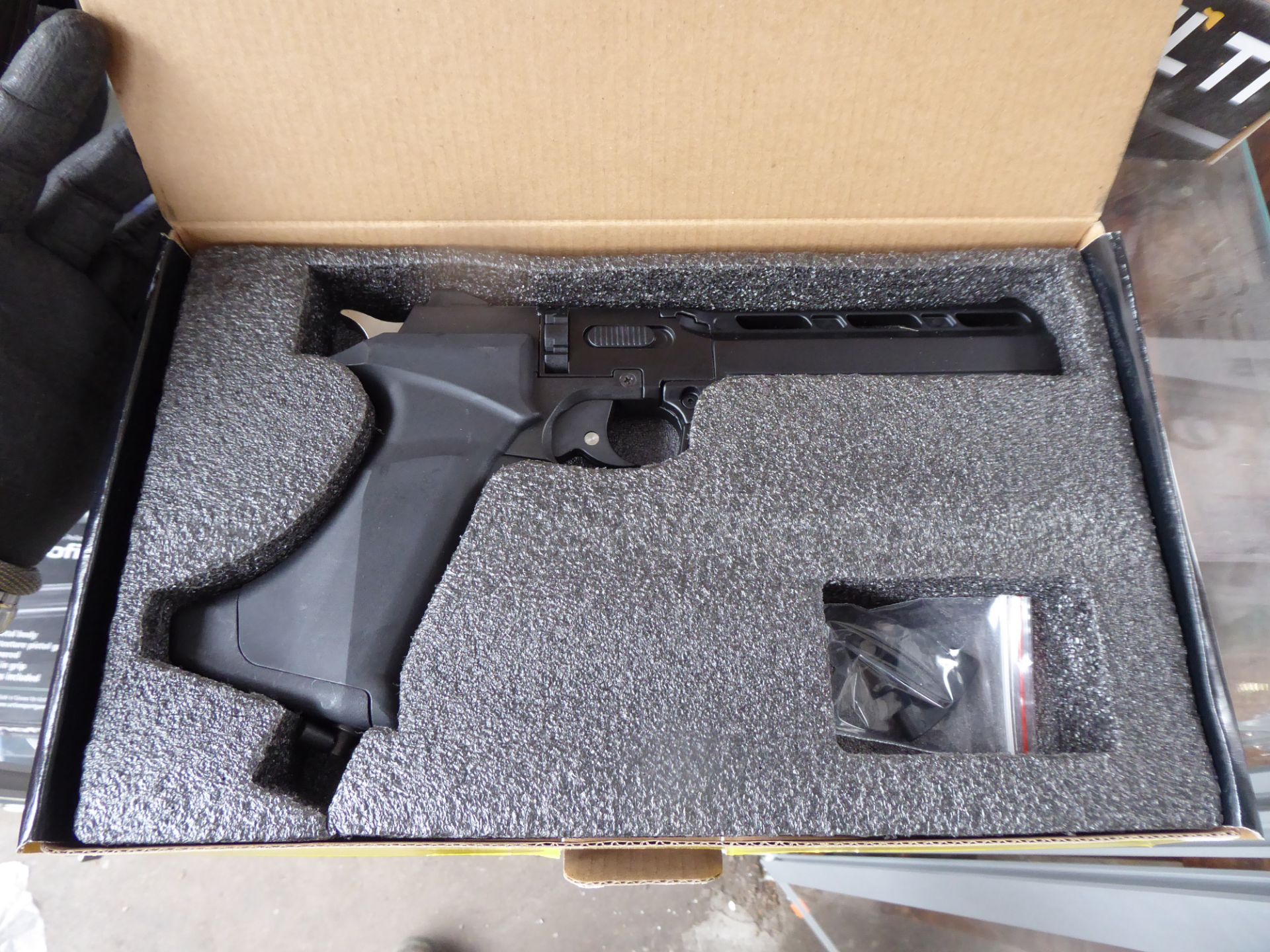 Boxed CP400 C02 .177 pellet air pistol - Image 2 of 2