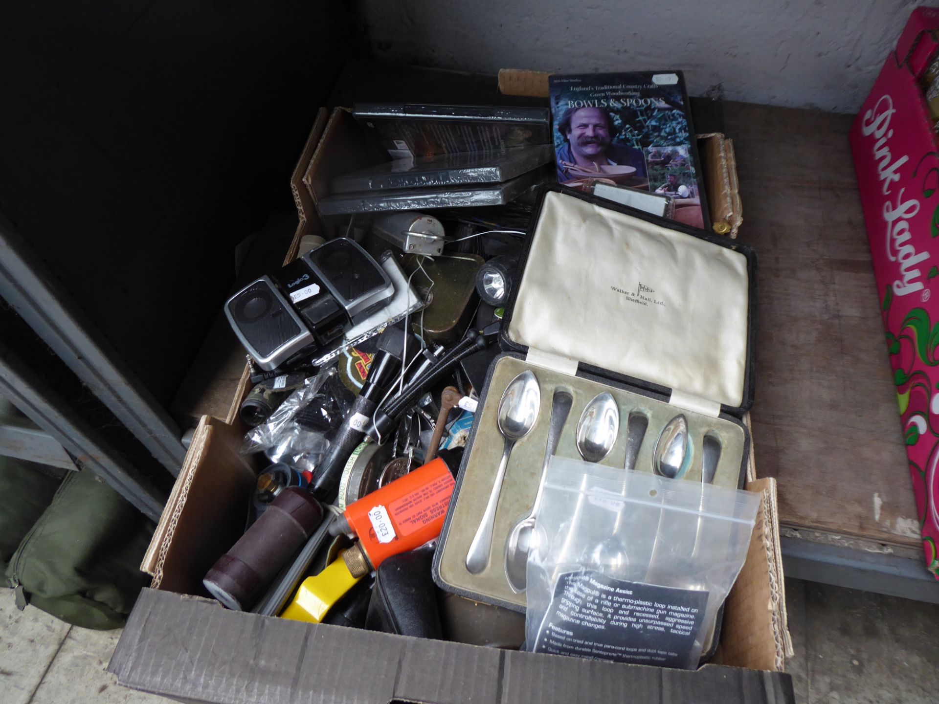 Tray of vintage collectables