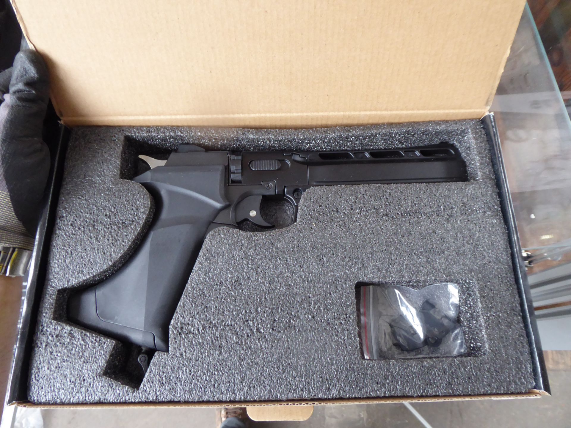 Boxed CP400 C02 pellet air pistol - Image 2 of 2