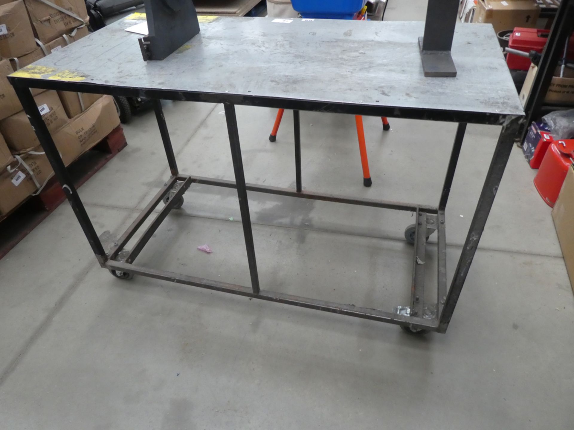 Mobile workbench in steel