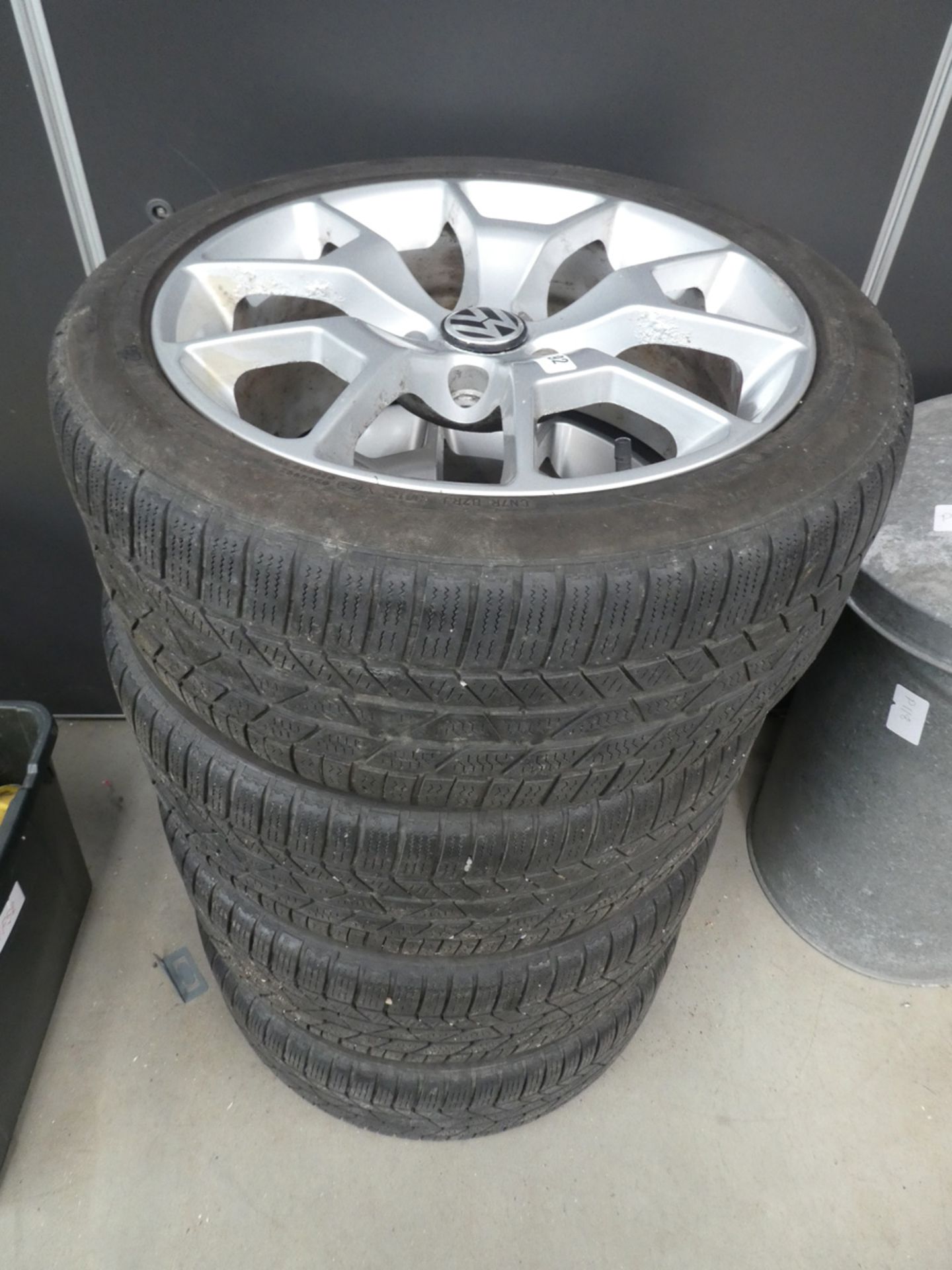 4 VW alloy wheels and tyres size 225/45/R17 94V