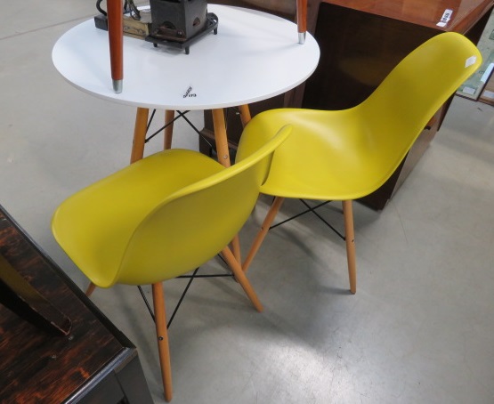 5173 Circular balcony table with a pair of yellow moulded plastic chairs