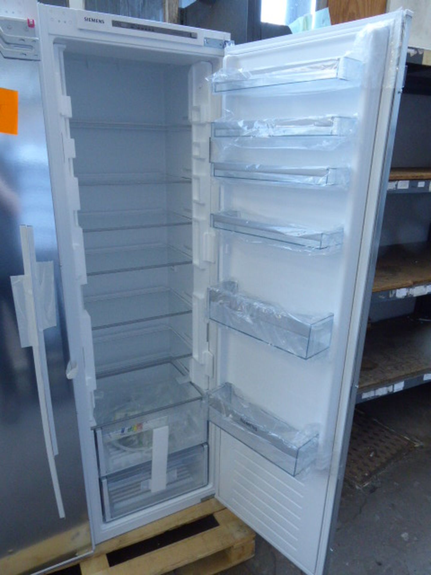 KI81RVSF0GB Siemens Built-in larder fridge - Image 2 of 3