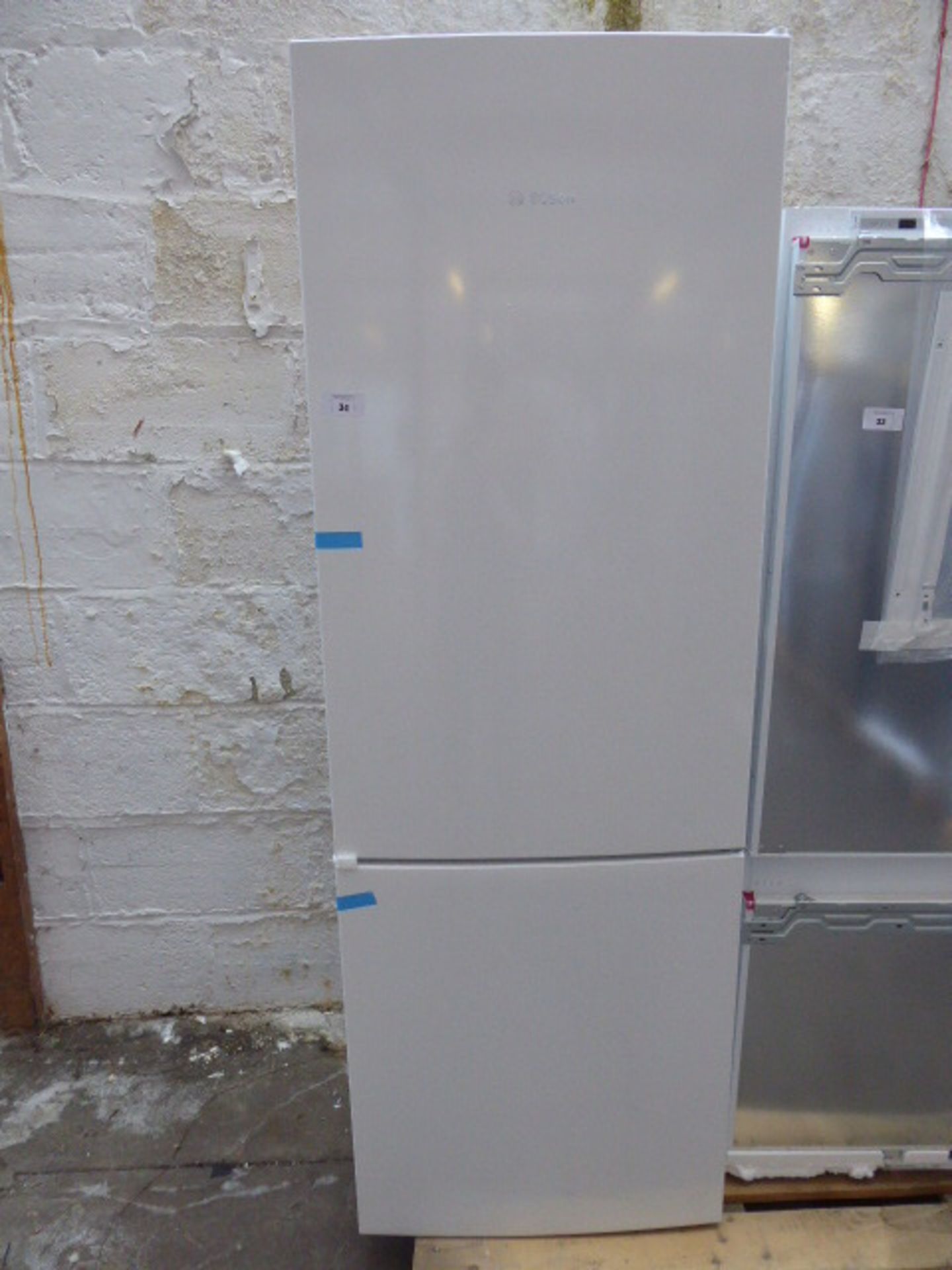 KGE49AWCAGB Bosch Free-standing fridge-freezer