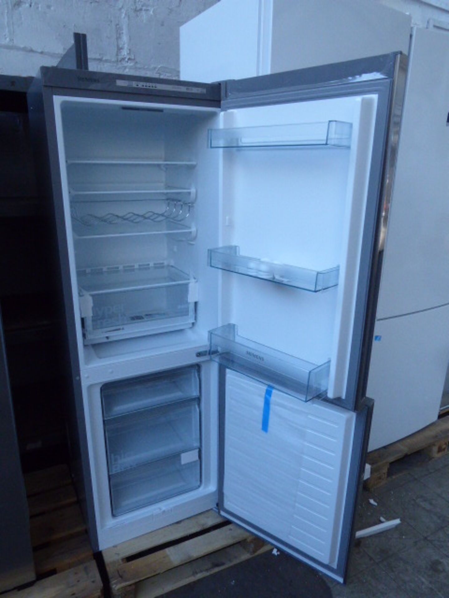 KG33VVIEAGB Siemens Free-standing fridge-freezer - Image 4 of 4