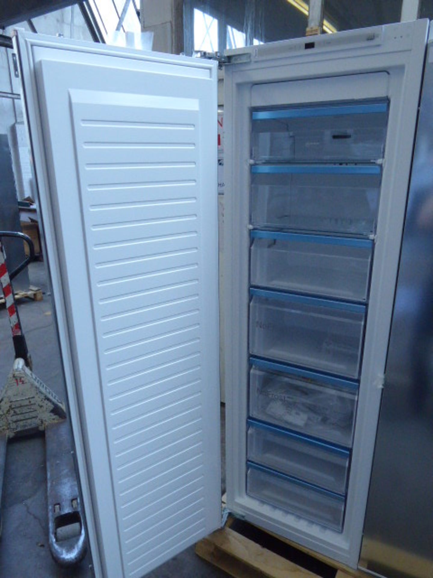 GI7813EF0GB Neff Built-in upright freezer - Image 2 of 2