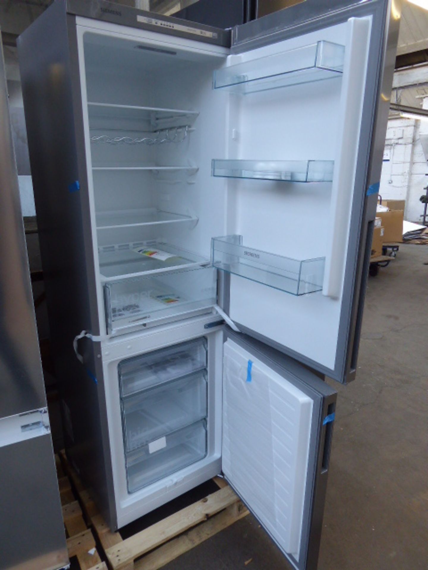 KG36VVIEA-B Siemens Free-standing fridge-freezer - Image 2 of 2