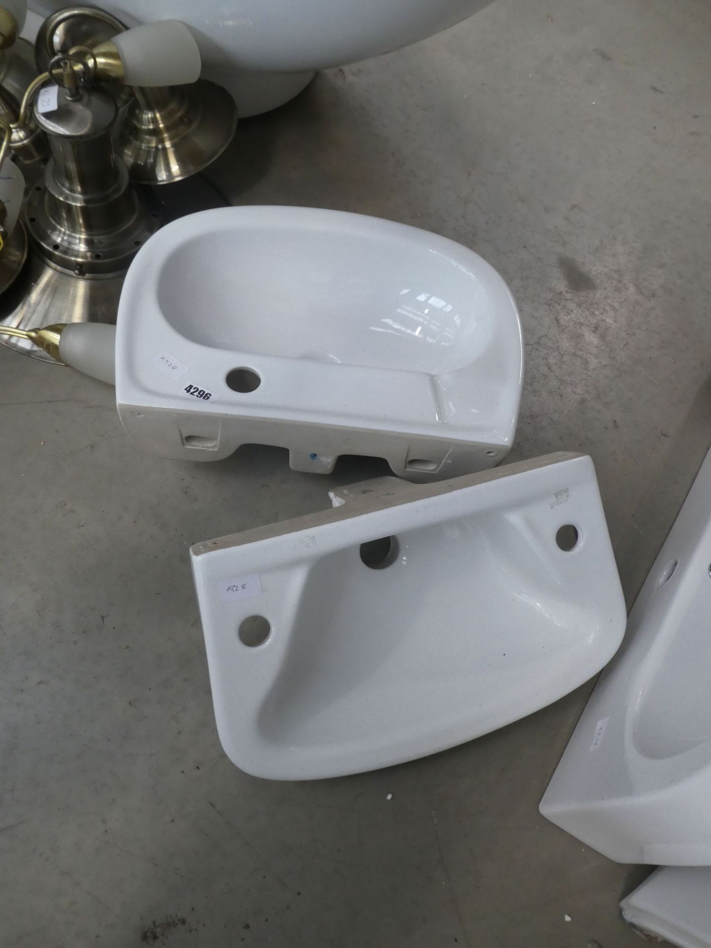 2 small wash basins