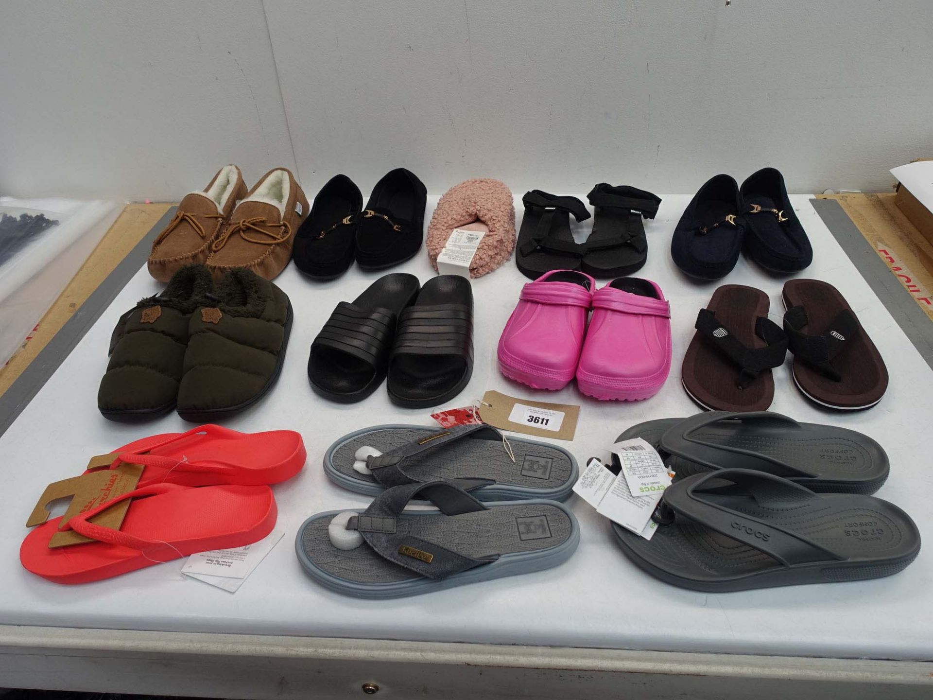 Bag of loose assorted sandals, slippers and loafers (approx 21 pairs)