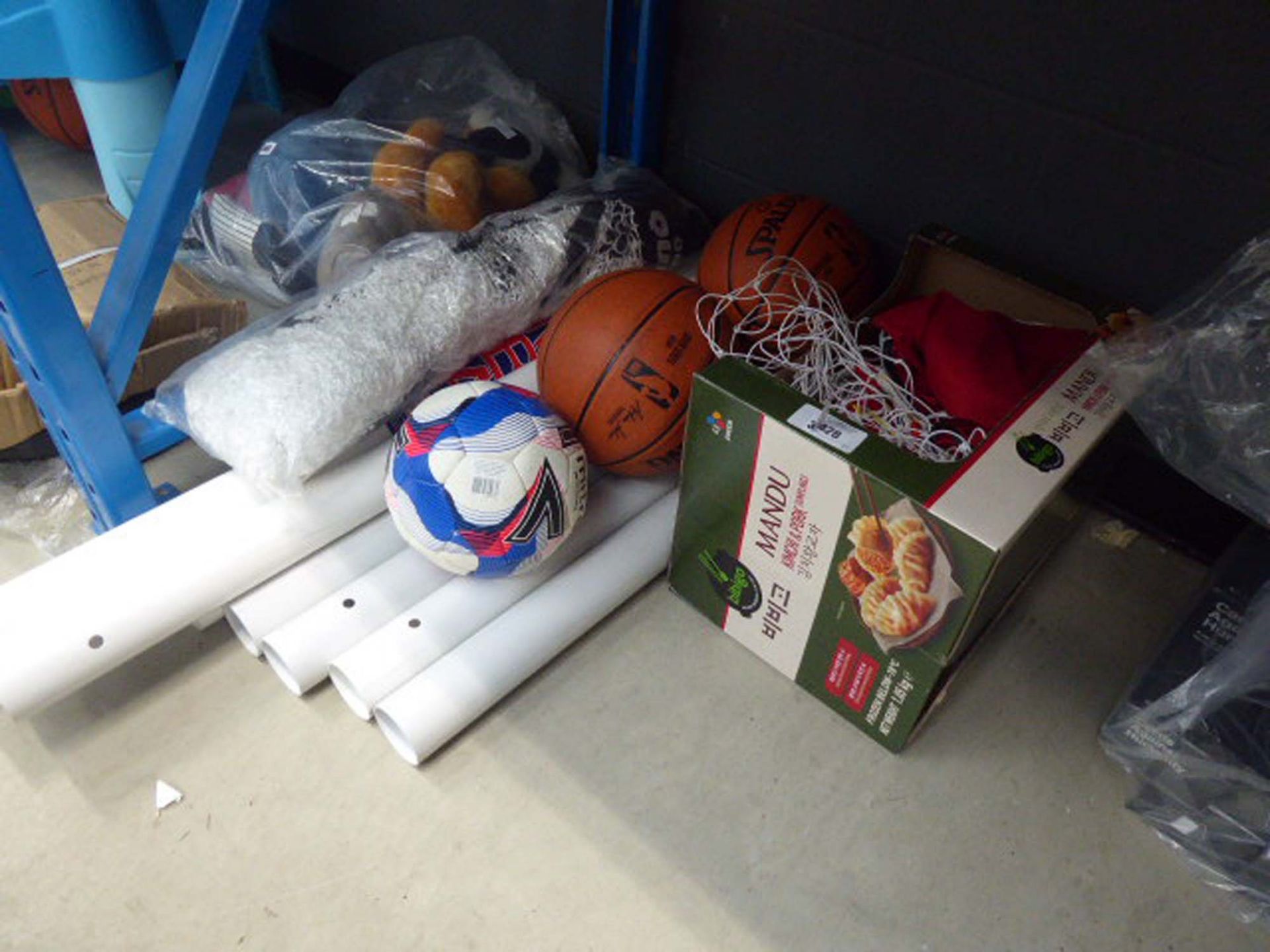 3428 Unassembled football goal plus Mitre football and NBA basketballs