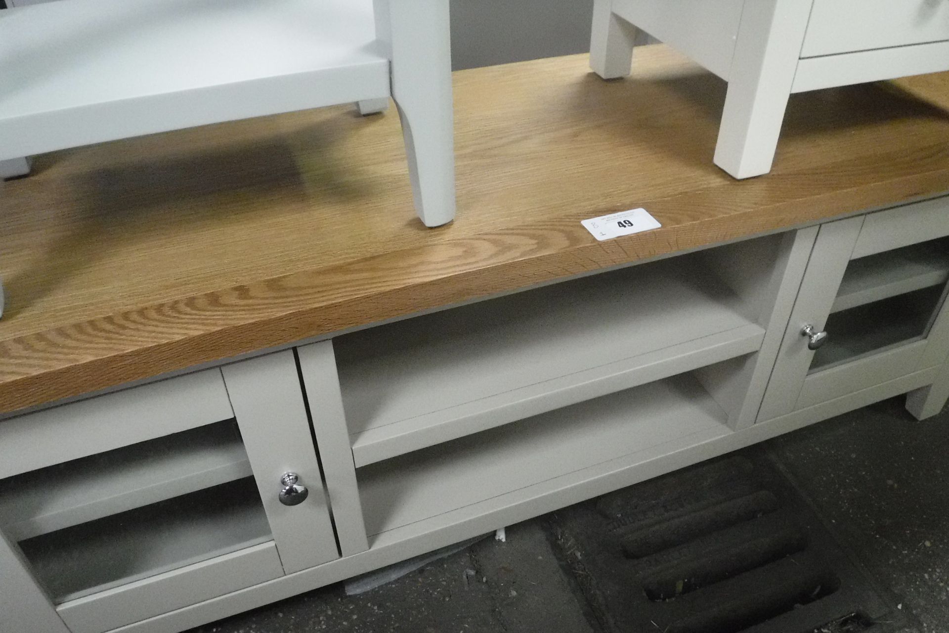 Grey painted oak top TV unit with 2 shelves and 2 glazed single cupboards, 140cm wide (B,1) - Image 2 of 2