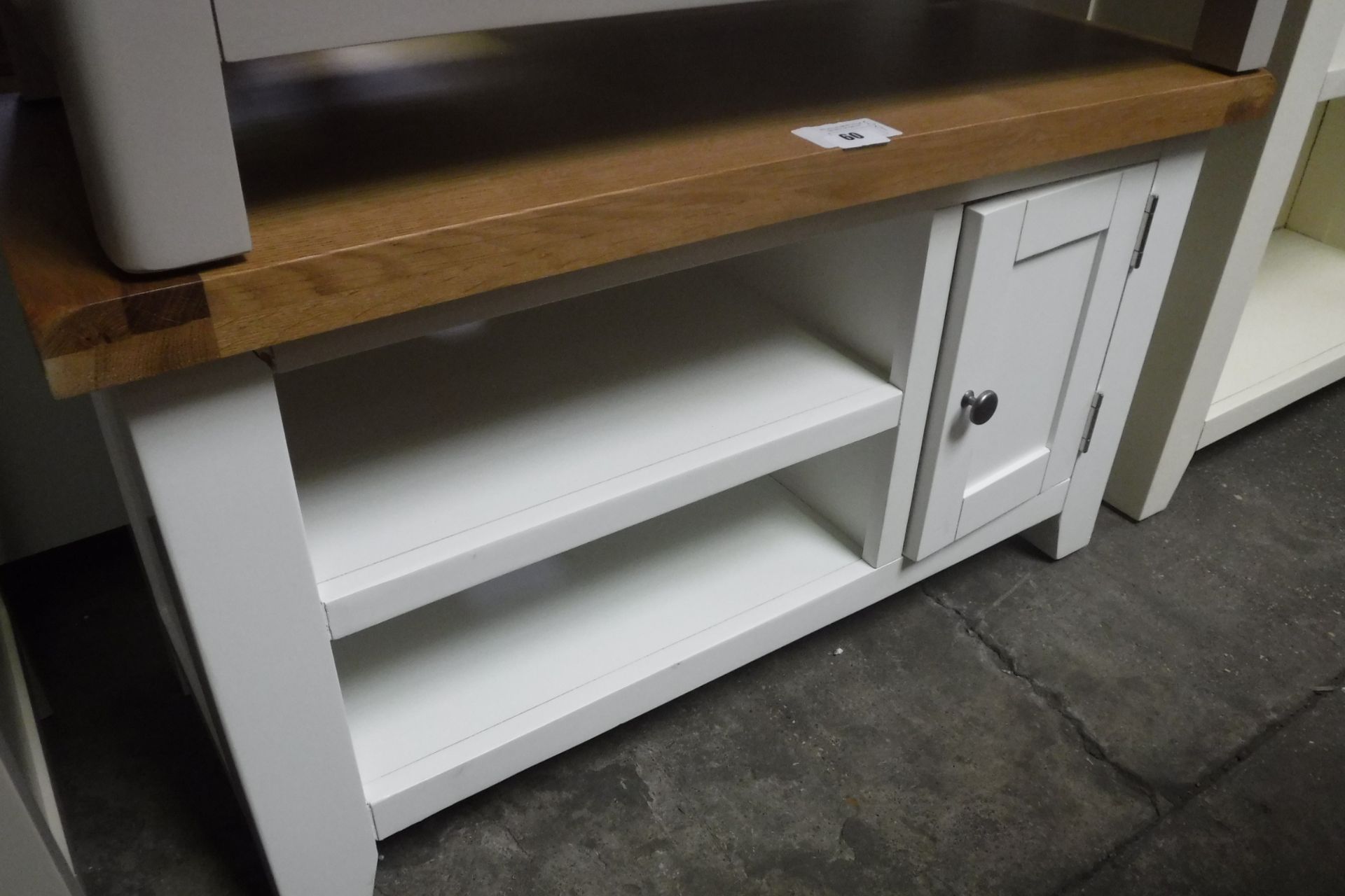 White painted oak top small TV unit with 2 shelves and single door cupboard, 90cm wide (B,9) - Image 2 of 2