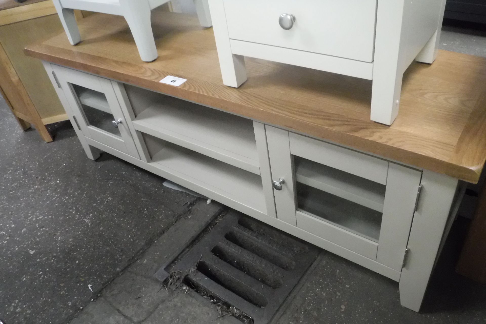 Grey painted oak top TV unit with 2 shelves and 2 glazed single cupboards, 140cm wide (B,1)