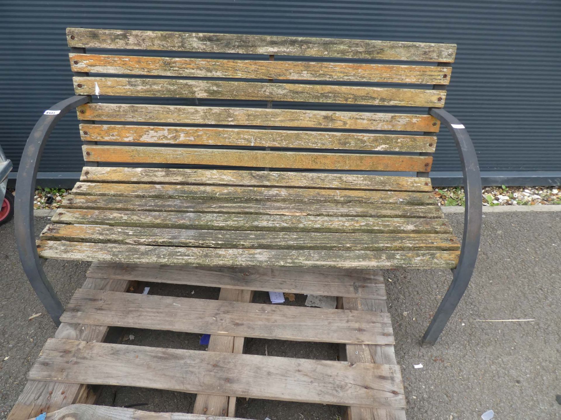 4171 - Wooden and metal garden bench