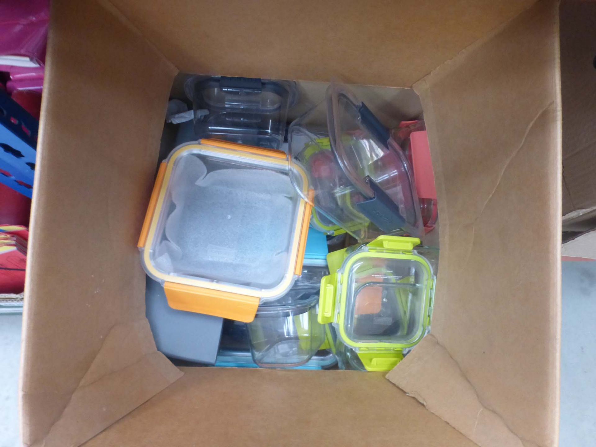 Box of glass lock food containers