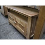 (129) Oak corner TV unit with shelf and 2 door cupboard, 90cm wide (B,13)