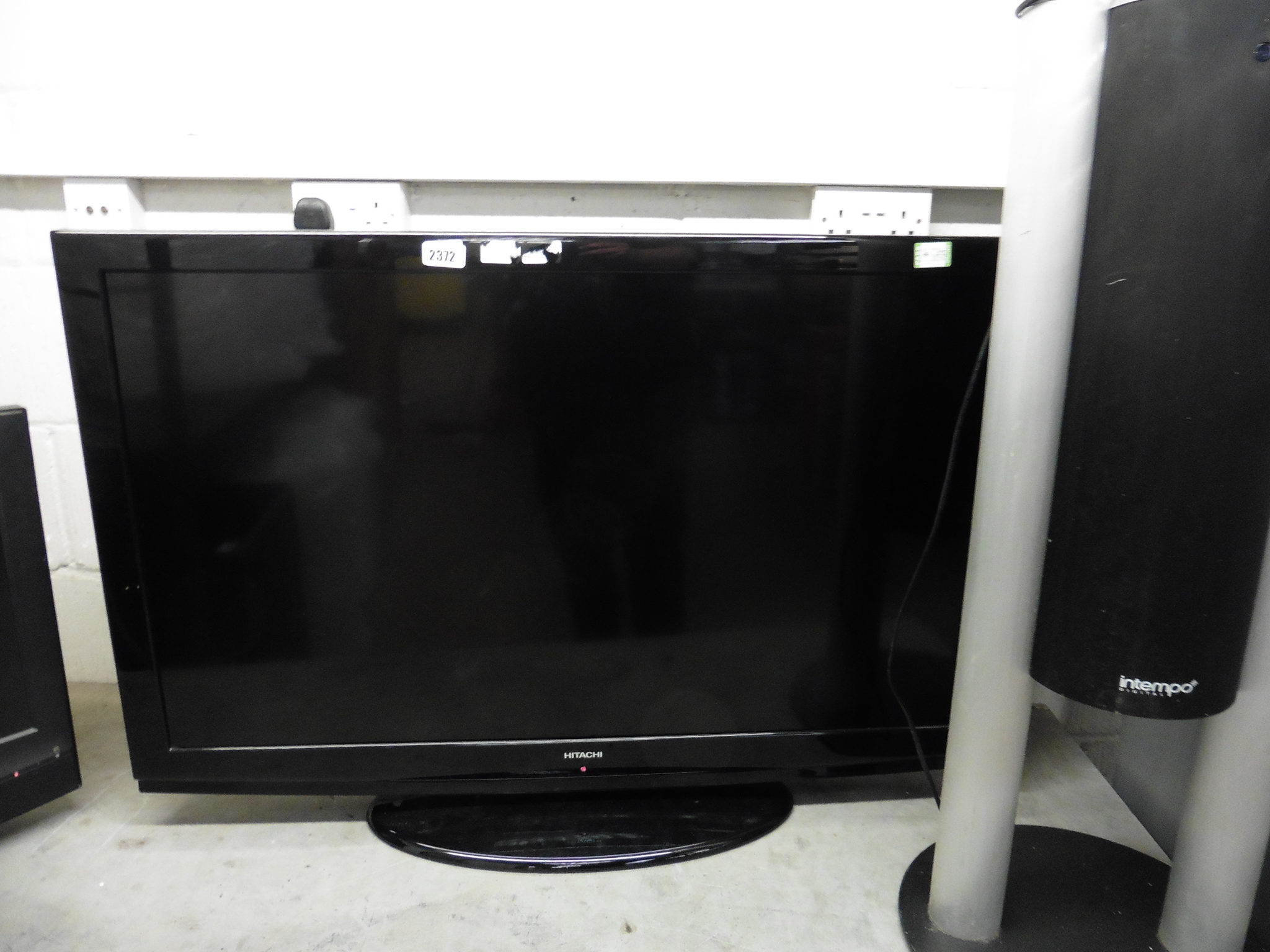 (2416) Hitachi flat screen 42'' TV