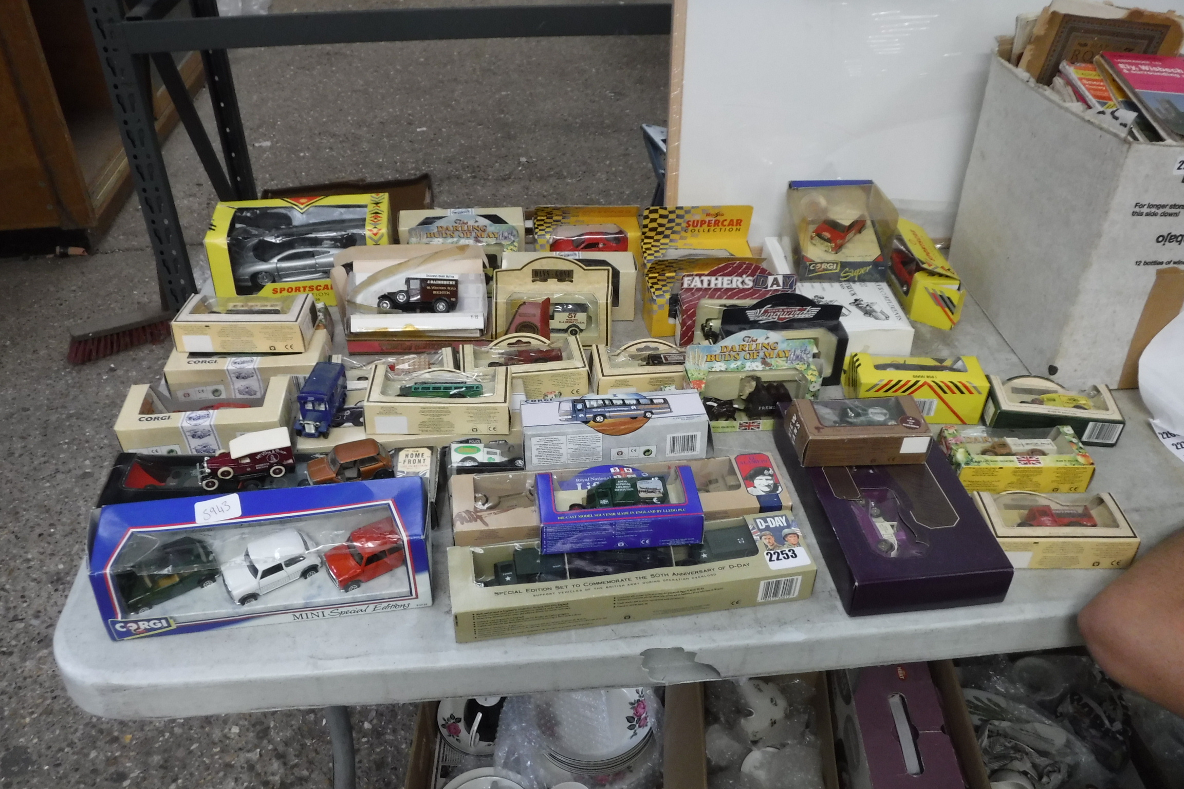 Large quantity of model cars incl. Corgi, Yesterday, Days Gone By, etc.